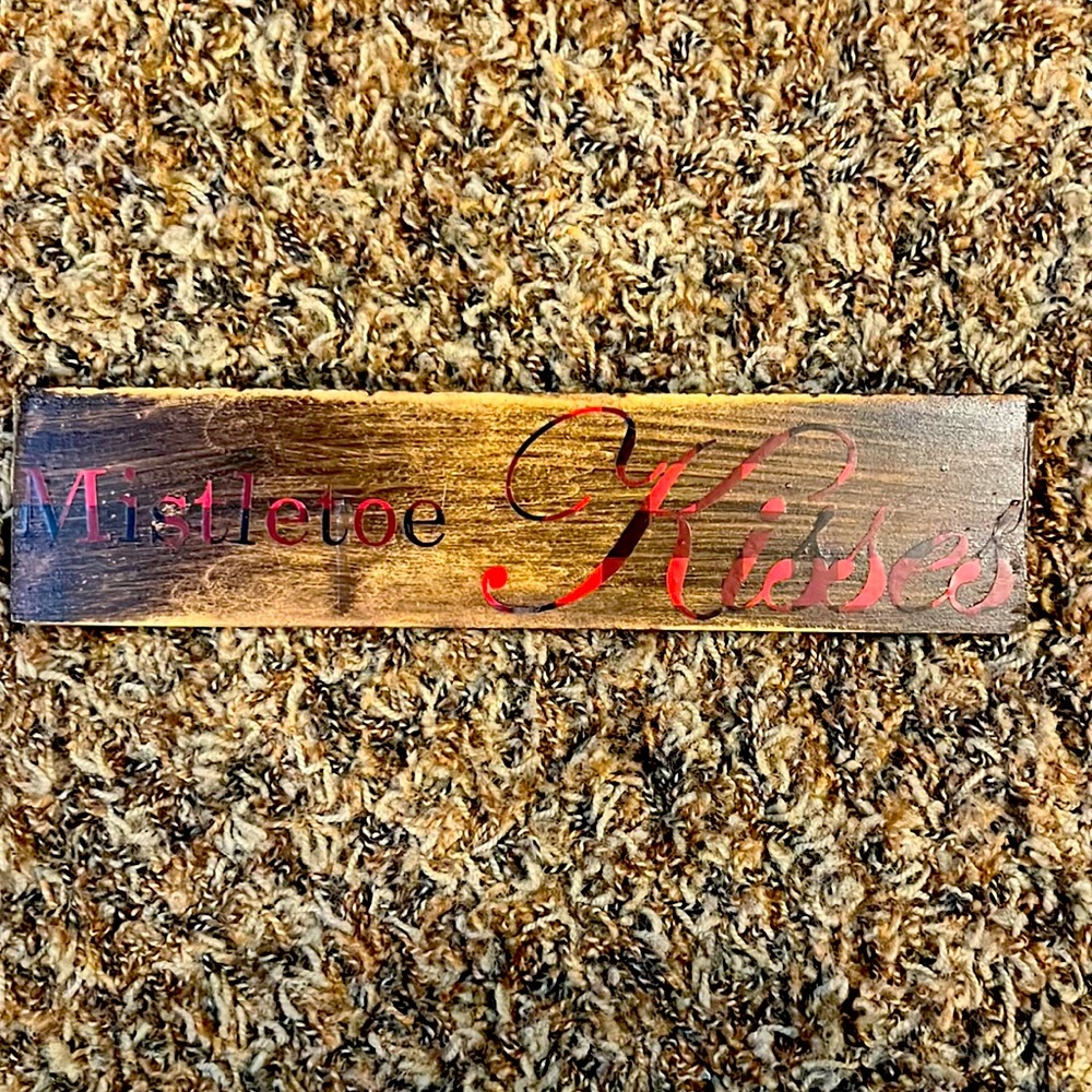 One size wood sign Mistletoe toe Kisses